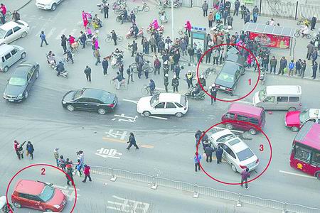 鄭州BRT專用道上假軍車(chē)橫行 撞飛市民