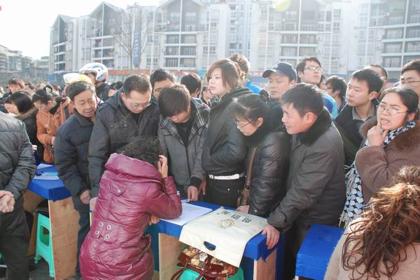 萬源政府搭臺送崗位 6900人達成就業(yè)意向