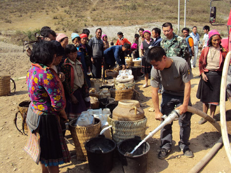 云南富寧一片焦渴 消防隊送水解燃眉之急