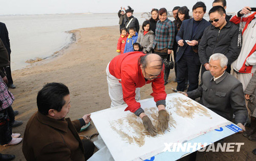 河南農民畫家以雙手沾黃河泥水作畫獲專利