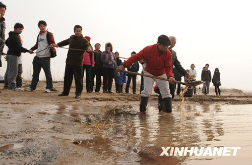 河南農民畫家以雙手沾黃河泥水作畫獲專利