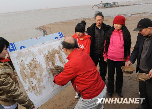 河南農(nóng)民畫(huà)家以雙手沾黃河泥水作畫(huà)獲專(zhuān)利