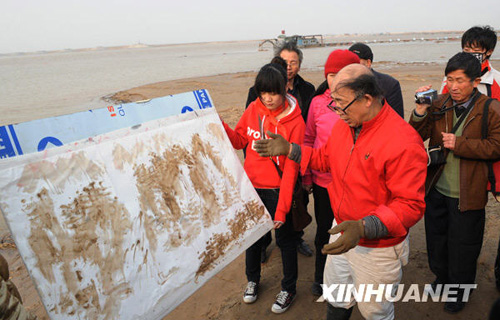 河南農(nóng)民畫(huà)家以雙手沾黃河泥水作畫(huà)獲專(zhuān)利