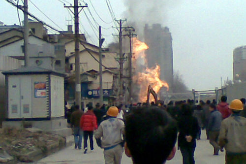 武漢天然氣管道爆炸：火高20多米 萬人逃離(圖)