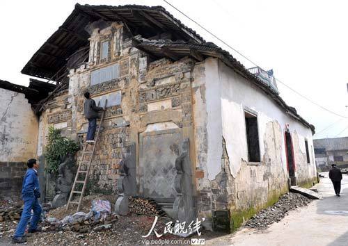 江西德興：清代牌坊成了民宅墻