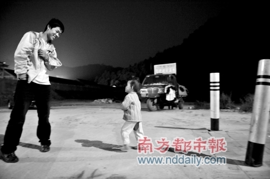 深圳最牛蝸居族以三輪車為家 自嘲擁有“房車”