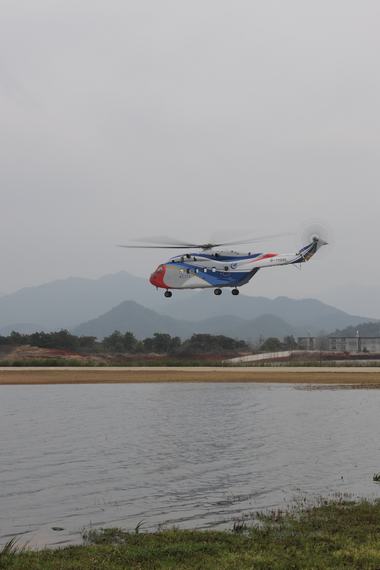 中國首架大型民用直升機AC313首飛成功(組圖)