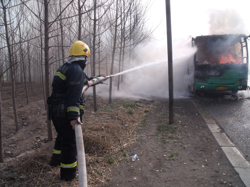 河南一長途客車自燃 車上乘客被緊急疏散