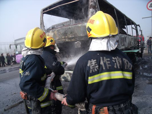 河南一長途客車自燃 車上乘客被緊急疏散