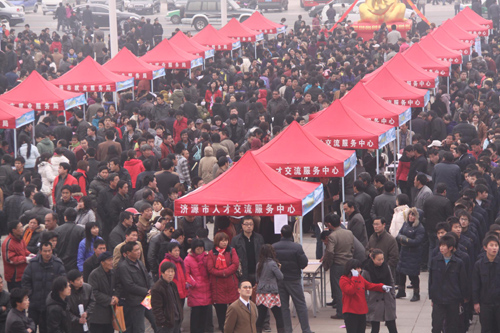 濟(jì)源市“就業(yè)促進(jìn)行動(dòng)”萬人招聘會(huì)（圖）