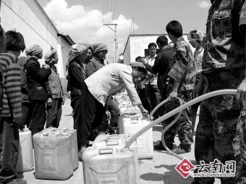 云南旱區裂縫能伸手掌 10小時拉趟水急哭村民