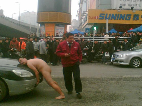 裸男街頭掀車被稱