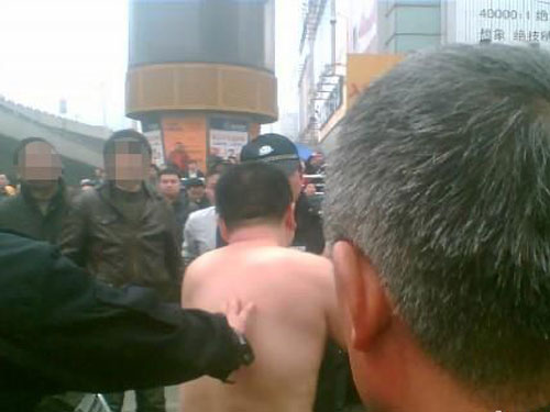 裸男街頭掀車被稱