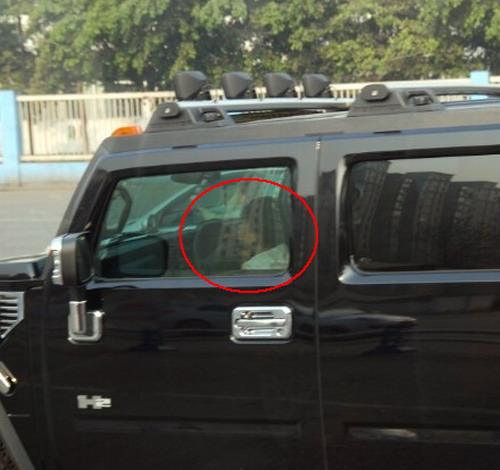 4歲娃娃成都開悍馬 網(wǎng)友:公共交通安全不容放肆