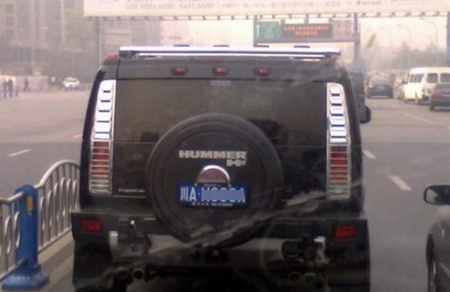 4歲娃娃成都開悍馬 網(wǎng)友:公共交通安全不容放肆