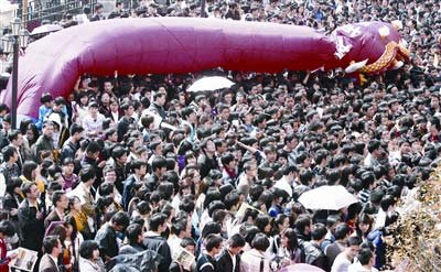 國(guó)企招聘會(huì)現(xiàn)場(chǎng)求職者爆滿 女生被擠脫臼