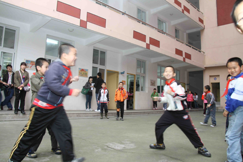 南平市實驗小學學生課后在玩“轉圈圈”舒緩心理壓力