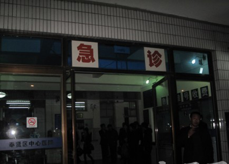 S4高速金山方向一大客車(chē)翻車(chē) 37人受傷