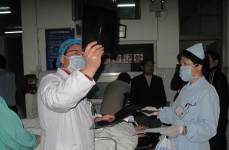 S4高速金山方向一大客車(chē)翻車(chē) 37人受傷