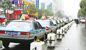 丹陽出租車遭遇“拒保”百輛車“趴窩”