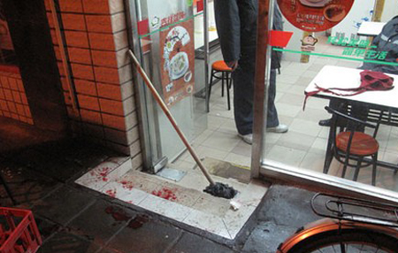 一男子深夜吉祥餛飩店門前捅傷店員