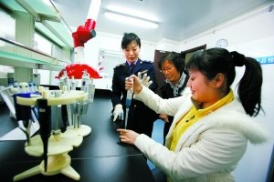 北京工商局官員稱地溝油回收成本高難用于餐飲