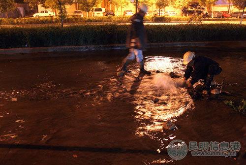 大旱之際 昆明街頭水管爆裂自來水竟白流一夜(圖)