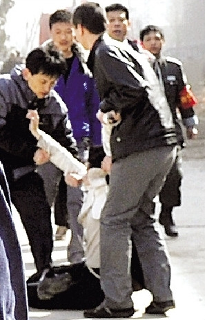 女記者采訪火災(zāi)被架走續(xù):當事安保人員被開除