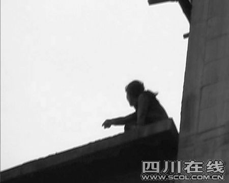 成都首次刑拘“跳樓秀”當事人 外界質疑(圖)