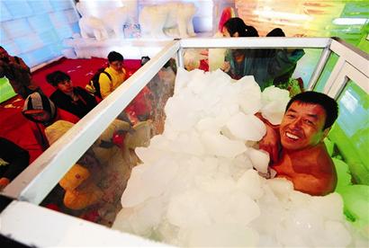 東北耐寒奇人來(lái)廈門秀絕活