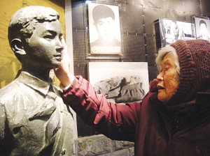 83歲老母鎮江烈士陵園內探望“13歲”獨子