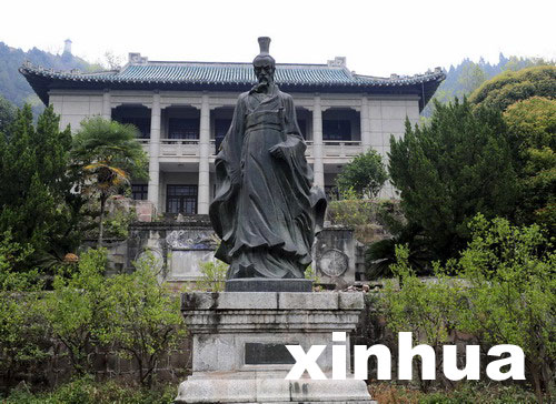 屈原銅像遷新居