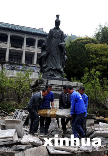 屈原銅像遷新居