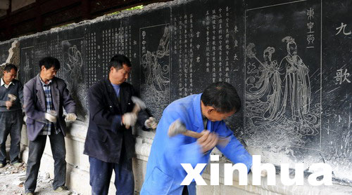 屈原銅像遷新居