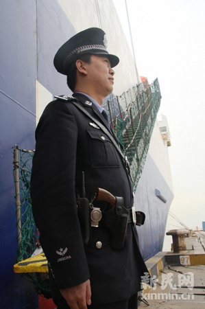 世博安保進入實戰 海港監護民警配槍上崗