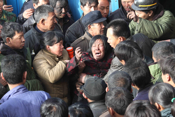 12名遇難礦工的遺體升井