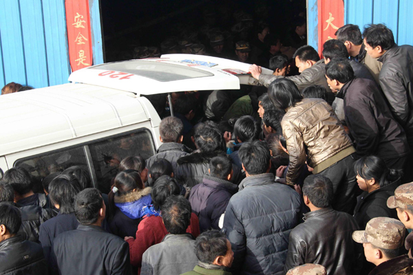 12名遇難礦工的遺體升井