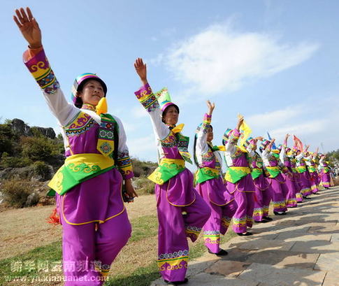 彝鄉(xiāng)風(fēng)情醉游人