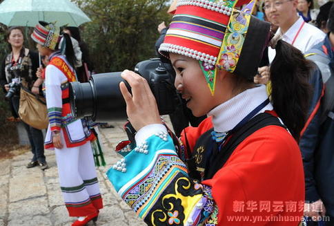 彝鄉(xiāng)風(fēng)情醉游人