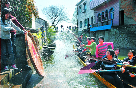 清明劃龍舟祈求蠶繭豐收