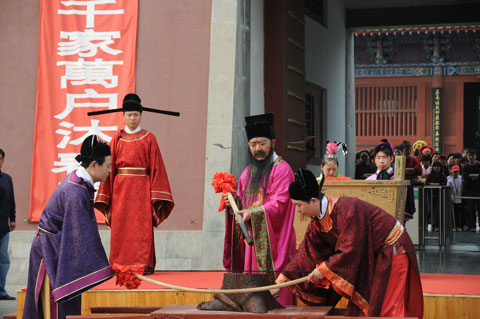 開(kāi)封清明文化節(jié)展現(xiàn)歷史風(fēng)俗 開(kāi)封府頒發(fā)新火種