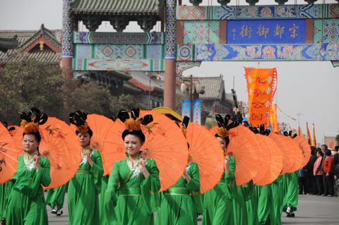 開(kāi)封清明文化節(jié)展現(xiàn)歷史風(fēng)俗 開(kāi)封府頒發(fā)新火種