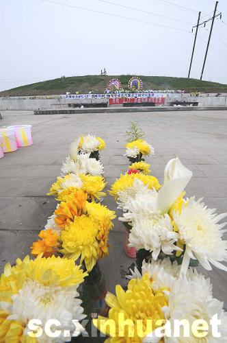 綿竹：清明祭奠大地震遇難者