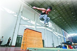 重慶白領(lǐng)愛玩“跑酷” 很刺激又減壓