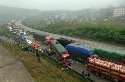 京珠高速郴州段發生7車連環相撞事故