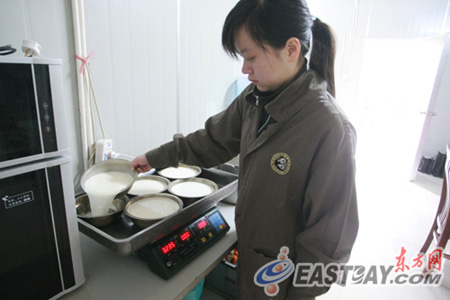 來滬3個月世博熊貓均增肥 30萬游客目睹國寶風采