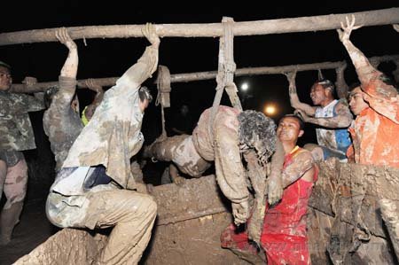 孕婦身陷泥潭4天 武漢警方14小時生死營救