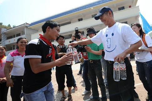 李連杰壹基金云南旱區獻愛心