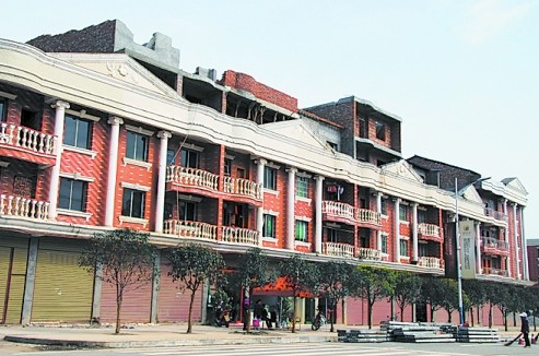 南部縣違章建設成風 上百房頂上長房子