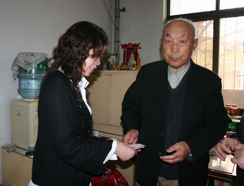 八旬老人獻愛心捐款 為災區慷慨解囊